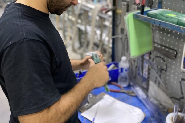 Inspecteur effectuant un contrôle qualité